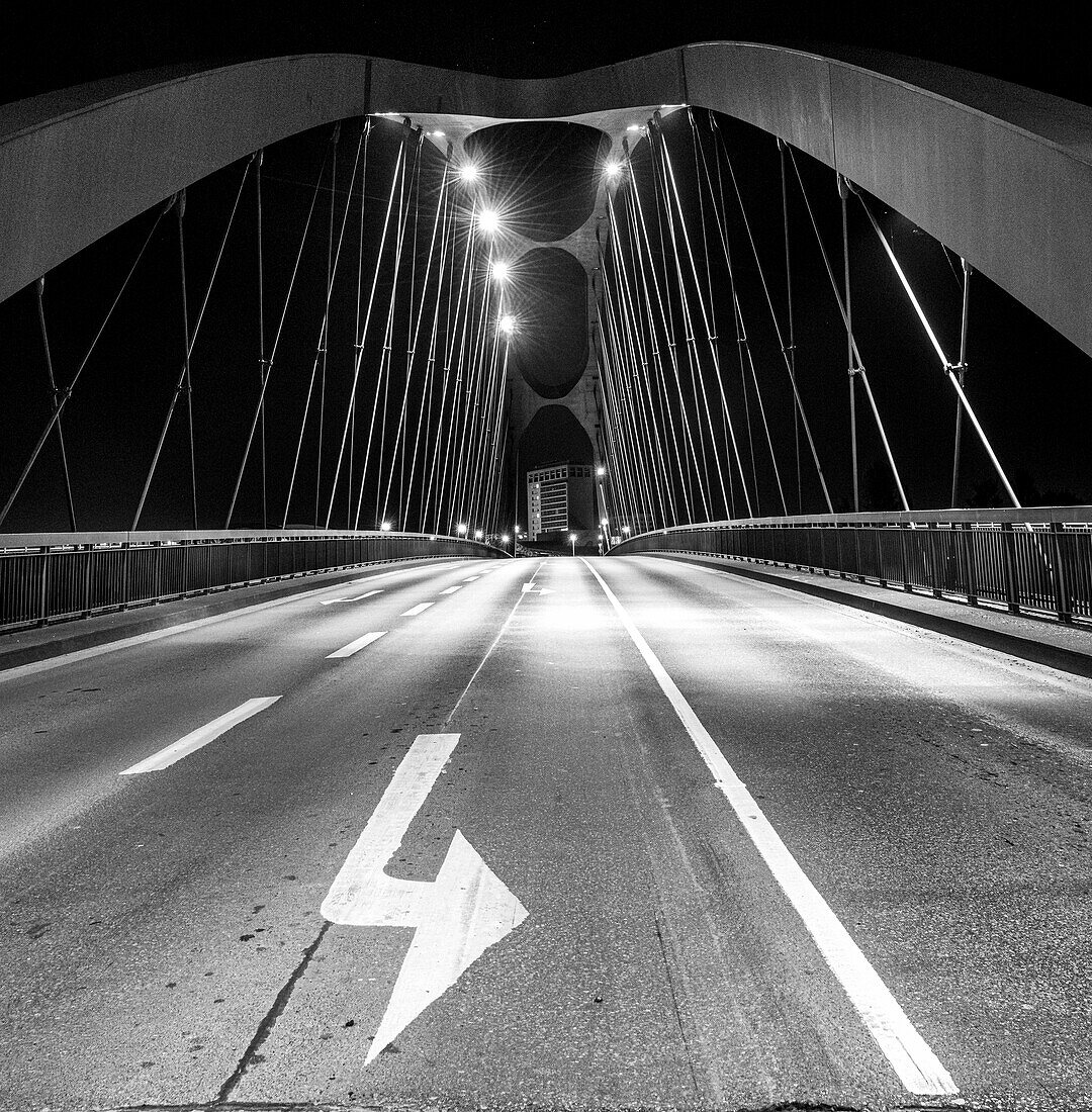 Deutschland, Hessen, Frankfurt am Main, Osthafenbrücke, Nacht, Schwarzweiß, Architektur