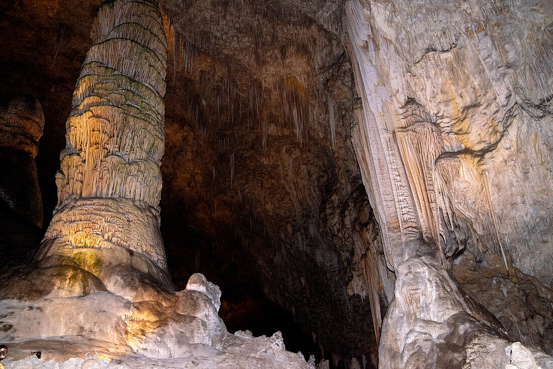 Stalagmiten, Stalaktiten und Felsformationen in den Höhlen der Carlsbad Caverns, New Mexico, USA