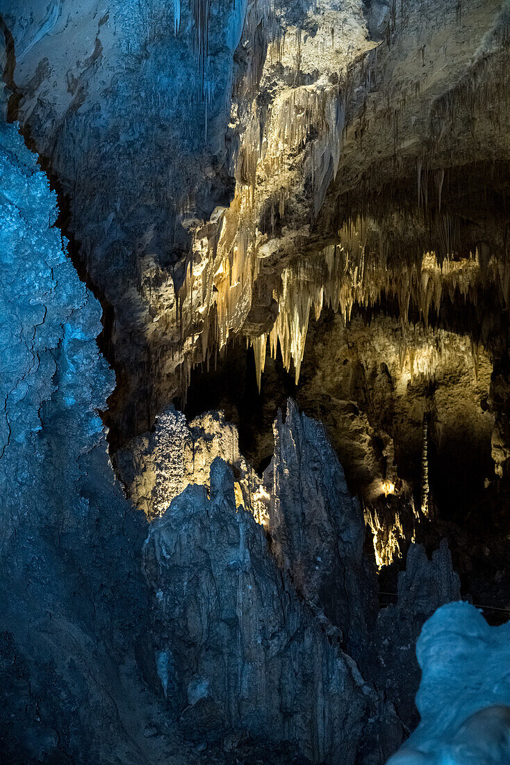 Stalagmiten, Stalaktiten und Felsformationen in den Höhlen der Carlsbad Caverns, New Mexico, USA