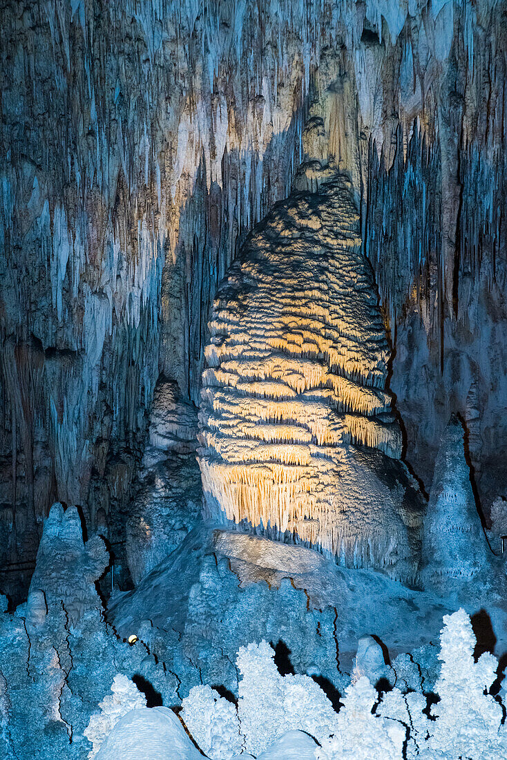 Stalagmiten, Stalaktiten und Felsformationen in den Höhlen der Carlsbad Caverns, New Mexico, USA