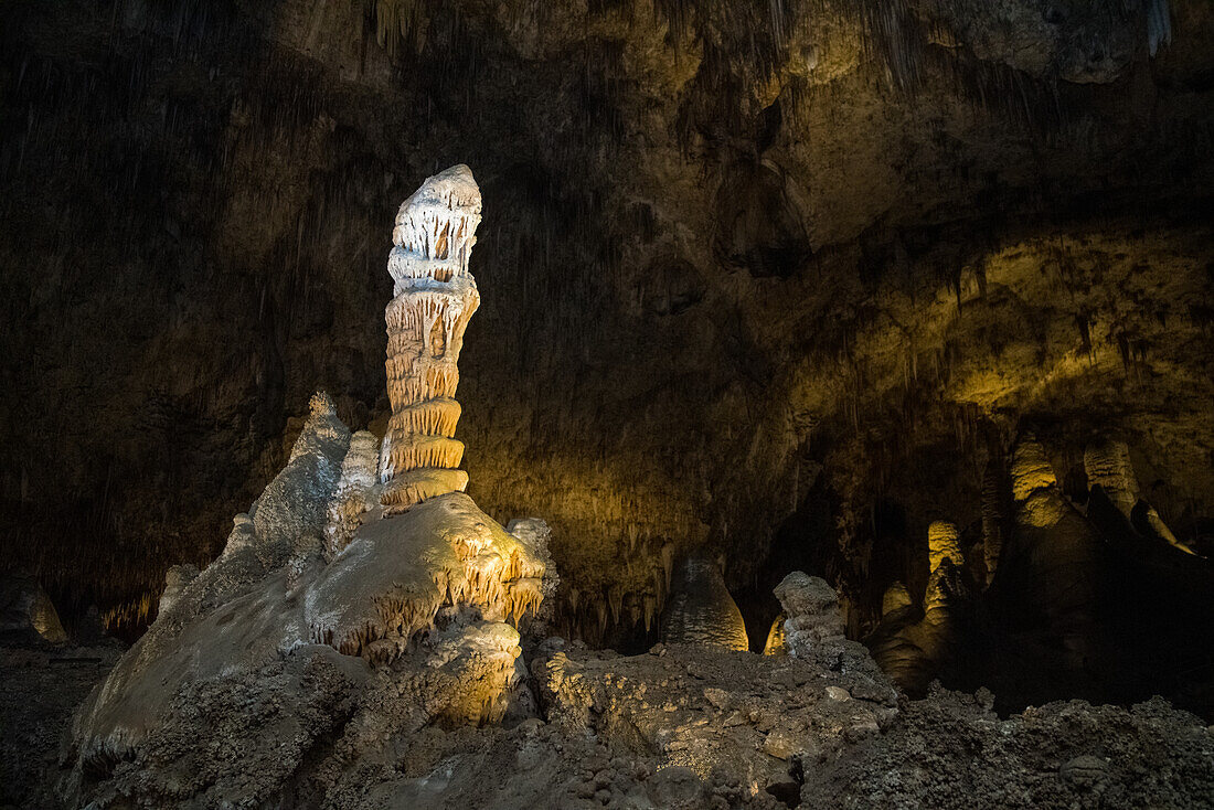 Stalagmiten, Stalaktiten und Felsformationen in den Höhlen der Carlsbad Caverns, New Mexico, USA