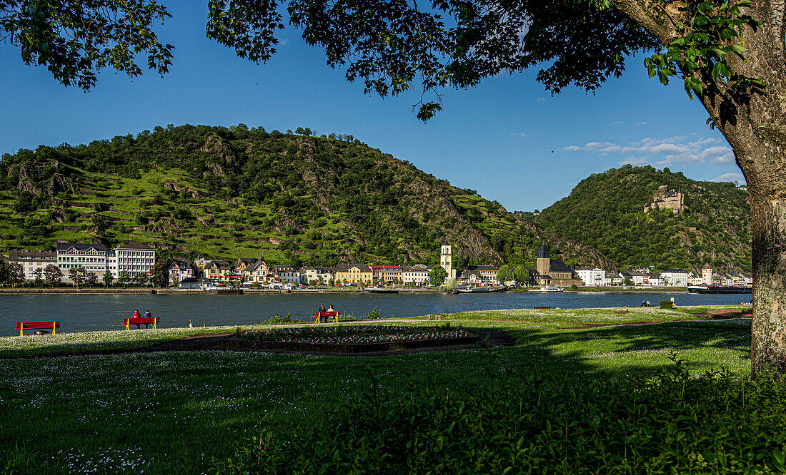 Evening mood on the Rhine promenade in St. Goar with a view of St. Goarshausen, Upper Middle Rhine Valley, Rhineland-Palatinate, Germany