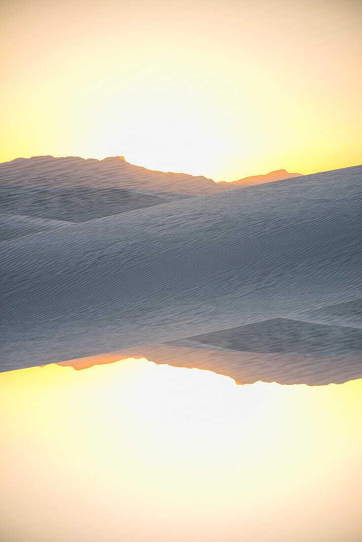 Gipsdünenlandschaft des White Sands National Monument, New Mexico, im Abendlicht.