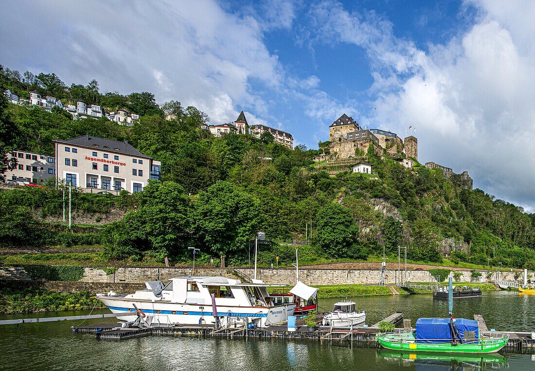 Blick über den Stadthafen zur Jugendherberge, zum Schlosshotel Rheinfels und zur Burg Rheinfels, St. Goar, Obers Mittelrheintal, Rheinland-Pfalz, Deutschland