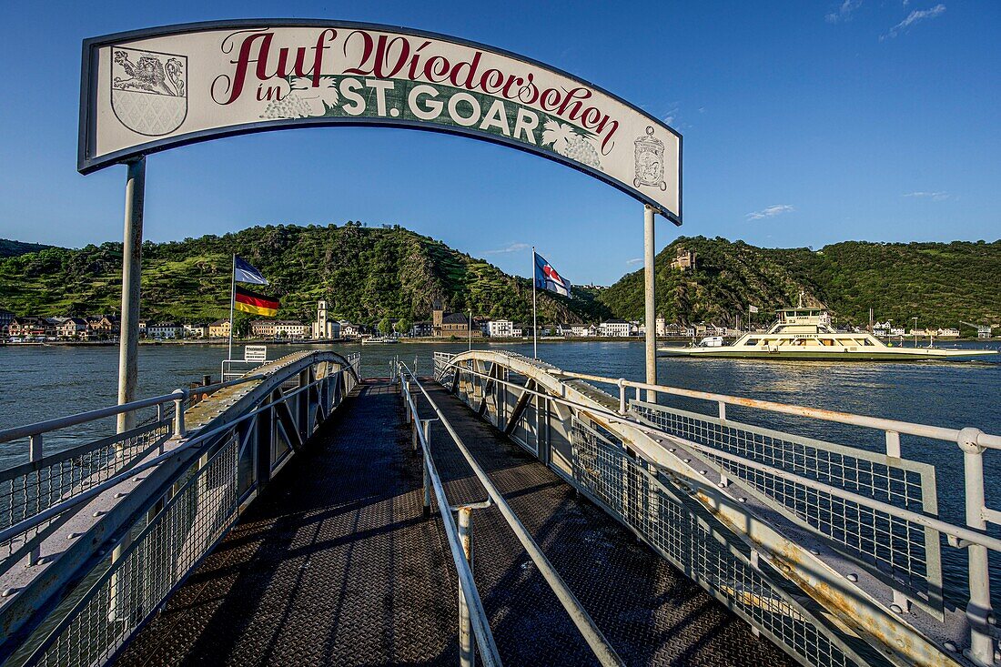 Landungsbrücke am Rhein in St.Goar mit Blick auf die Fähre Loreley und auf St. Goarshausen, Oberes Mittelrheintal, Rheinland-Pfalz, Deutschland