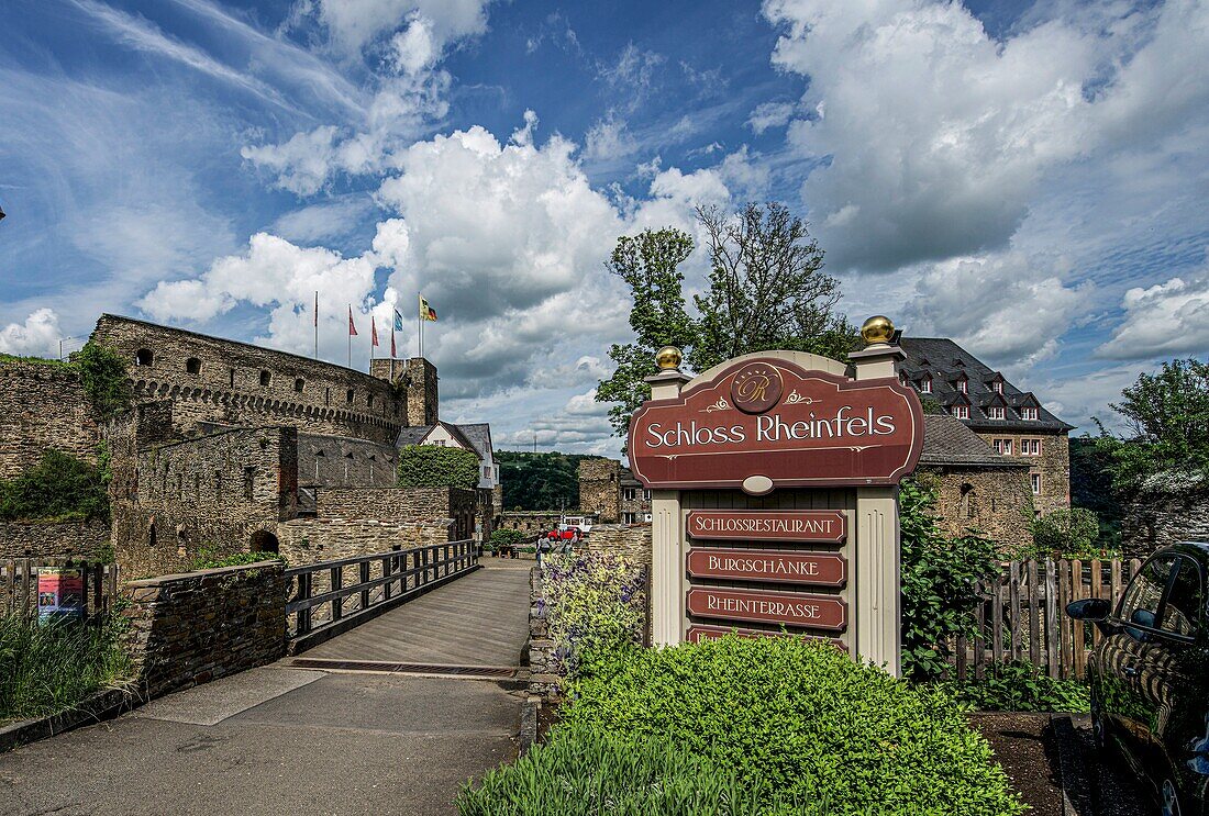 Brücke über den Burggraben und Burg Rheinfels und Hotel Schloss Rheinfels, St. Goar, Oberes Mittelrheintal, Rheinland-Pfalz, Deutschland