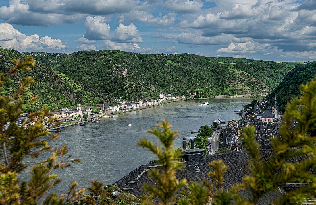 Blick von Burg Rheinfels auf St. Goar und das Rheintal bei St. Goarshausen, im Hintergrund Burg Katz, Oberes Mittelrheintal, St. Goar, Rheinland-Pfalz, Deutschland