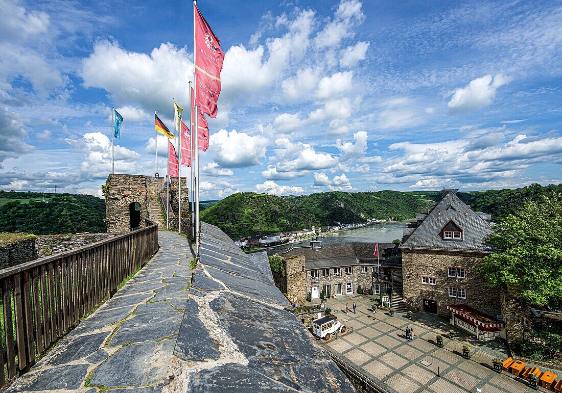 Gang zum Uhrturm auf Burg Rheinfels, Blick auf den Platz vor dem Hotel Schloss Rheinstein und das Rheintal bei St. Goarshausen, Oberes Mittelrheintal, Rheinland-Pfalz, Deutschland