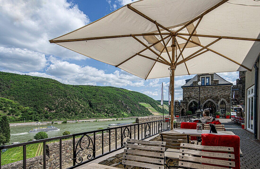 Burg Reichenstein, Blick von der Terrrasse des Restaurants Puricelli auf den Rhein, Trechtingshausen, Oberes Mittelrheintal, Rheinland-Pfalz, Deutschland