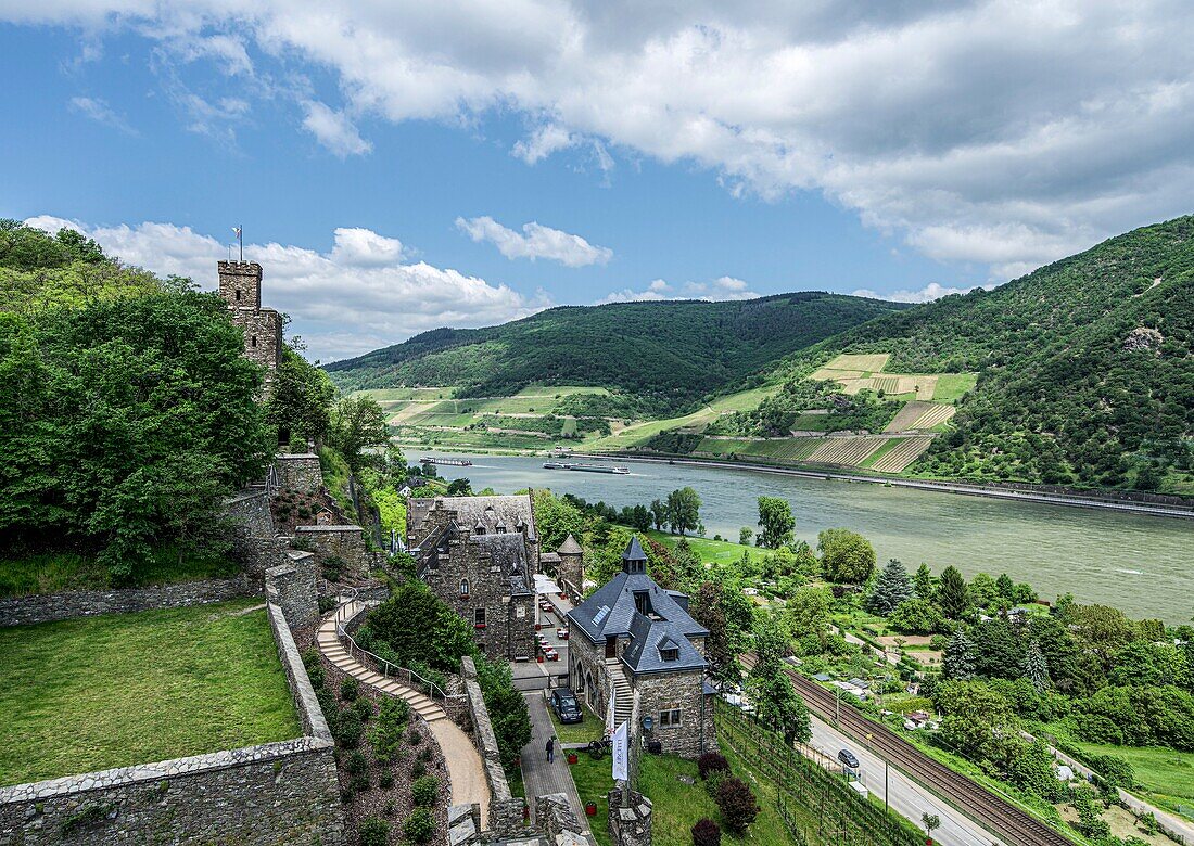 Burg Reichenstein, Blick auf die Vorburg, Turnierplatz und  Burghotel, Wachtturm Königstein, bei Trechtingshausen, Oberes Mittelrheintal, Rheinland-Pfalz, Deutschland