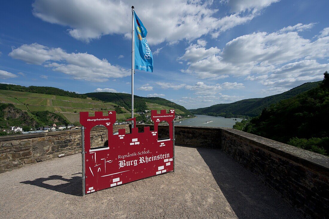 Blick vom Kanonenplatz von Burg Rheinstein auf das Rheintal bei Assmannshausen, Oberes Mittelrheintal, Rheinland-Pfalz, Deutschland