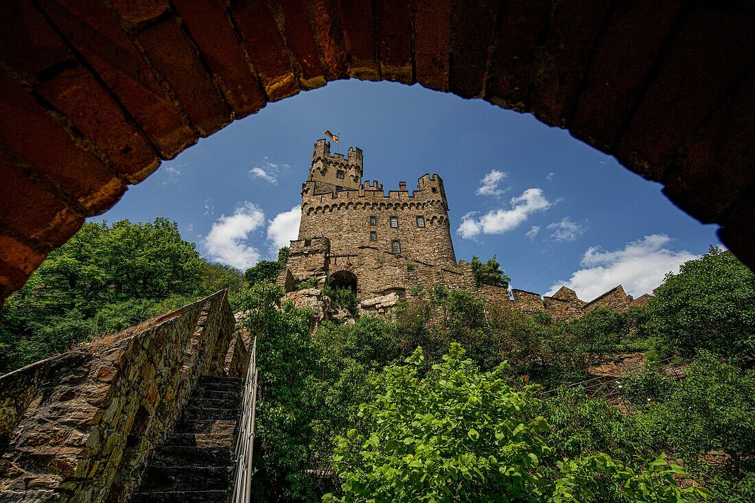 Burg Sooneck, Blick durch einen Bogen der Vorburg auf die Kernburg mit Bergfried und wehender Flagge, Niederheimbach, Oberes Mittelrheintal, Rheinland-Pfalz, Deutschland