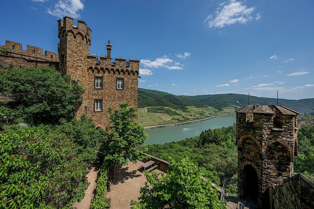 Sooneck Castle, view of the outer bailey and a pleasure boat on the Rhine, Niederheimbach, Upper Middle Rhine Valley, Rhineland-Palatinate, Germany