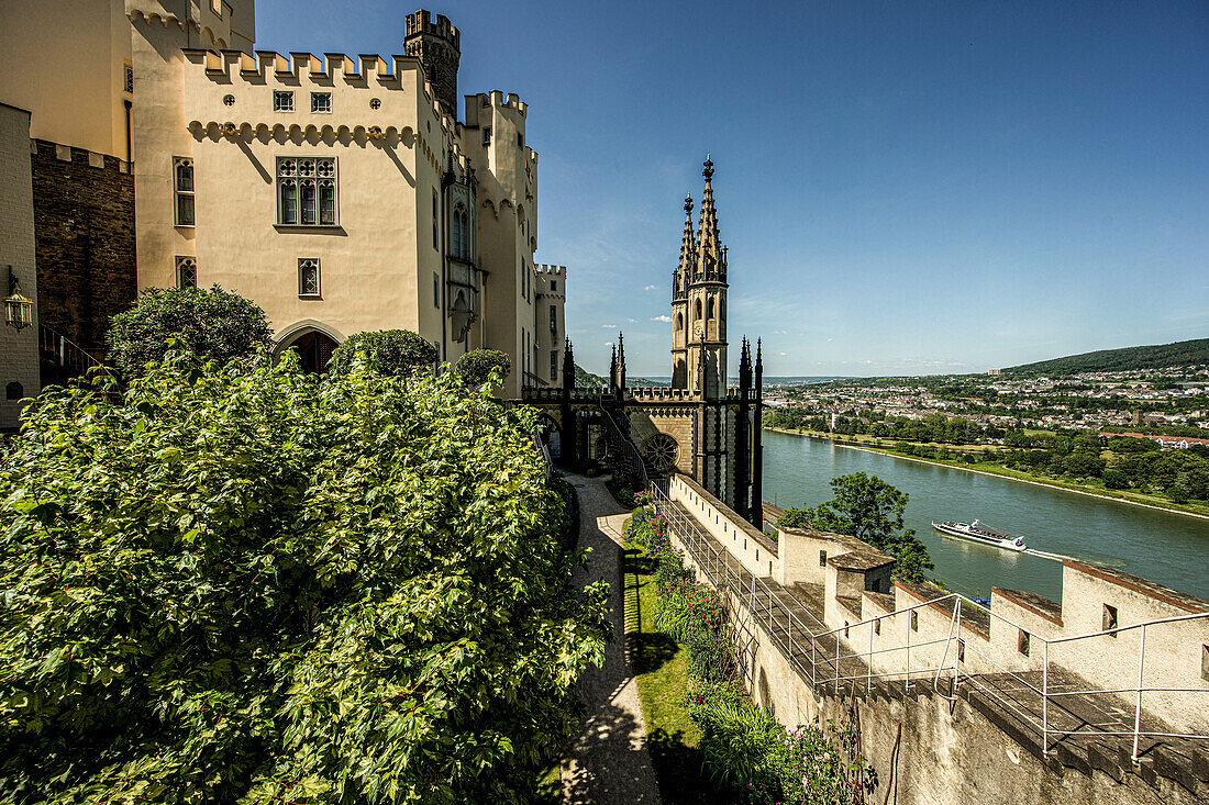 Schloss Stolzenfels, Blick zum Zwingergarten, Palast, Schlosskapelle und den Rhein, Koblenz, Oberes Mittelrheintal, Rheinland-Pfalz, Deutschland