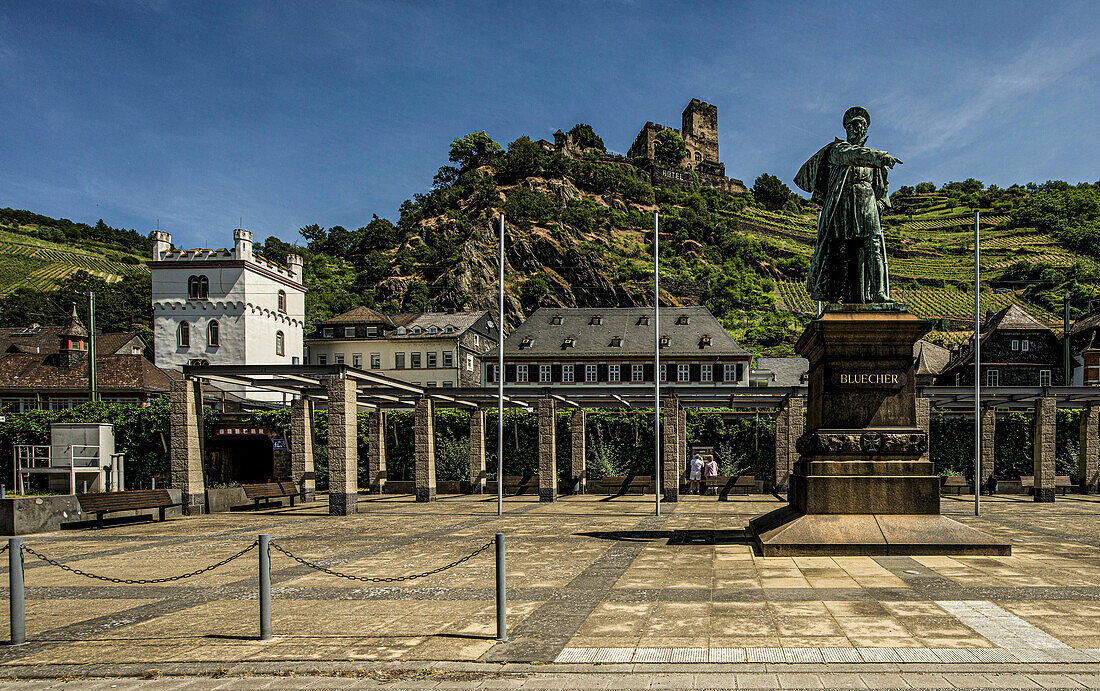 Blücherdenkmal an der Rheinpromenade, im Hintergrund Burg Gutenfels, Kaub, Oberes Mittelrheintal, Rheinland-Pfalz, Deutschland