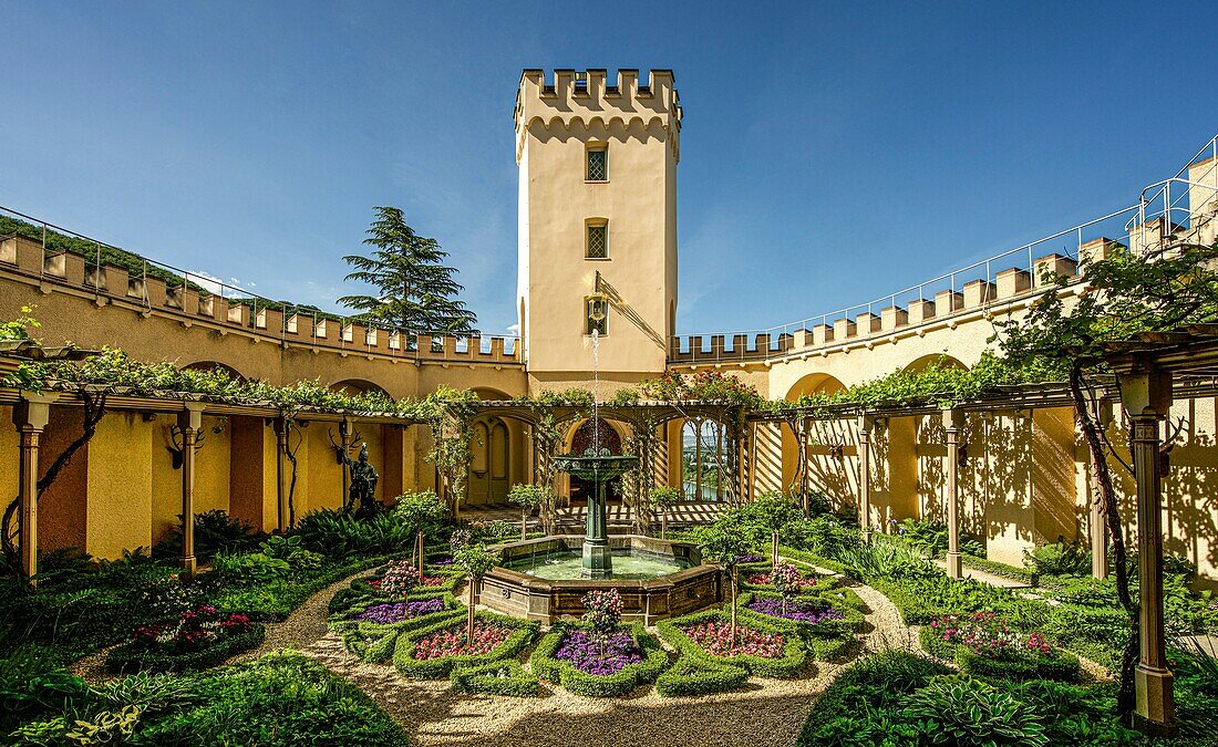 Stolzenfels Castle, pergola garden with fountain, Siegfried statue and adjutant tower, Koblenz, Upper Middle Rhine Valley, Rhineland-Palatinate, Germany