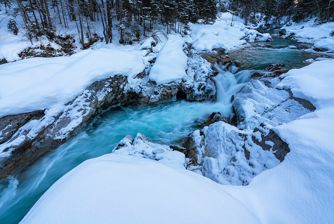 Tiefer Winter am Rißbach in Tirol, Österreich.