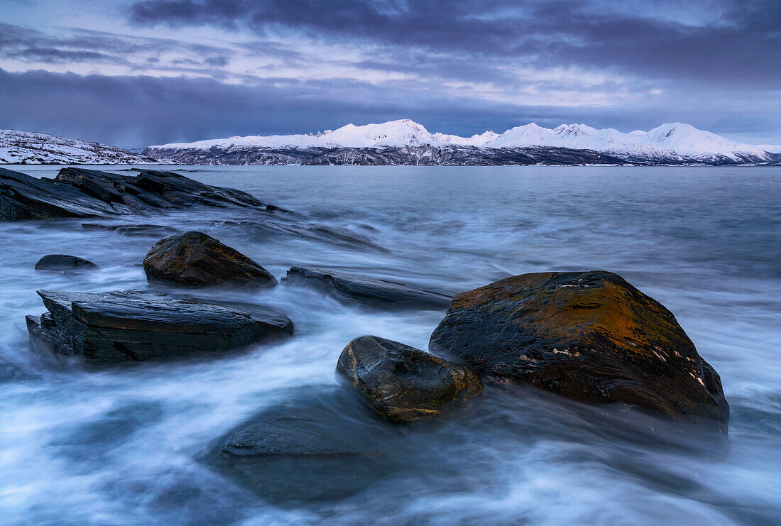 Winterliche Fjordlandschaft in den Lyngenalpen, Norwegen.