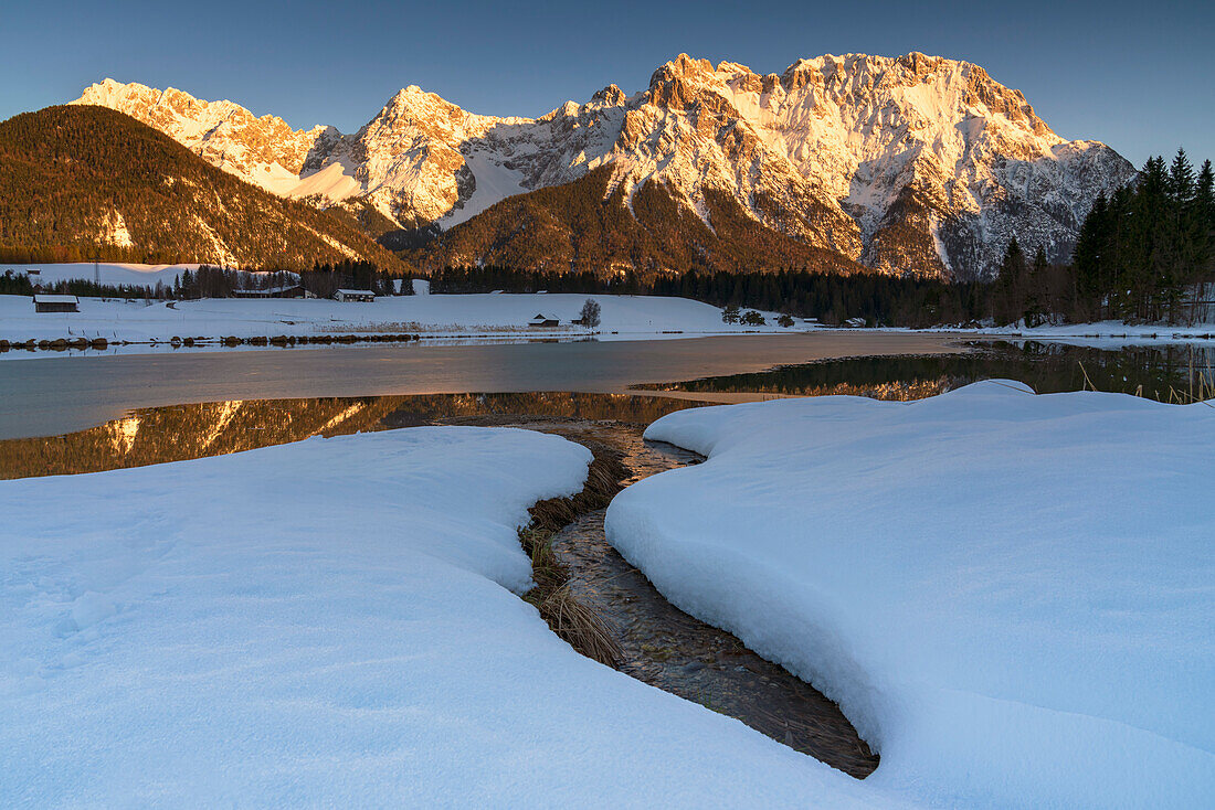 Winterliche Abendstimmung am Schmalensee mit Blick auf die Berge des Karwendel, Oberbayern, Deutschland.