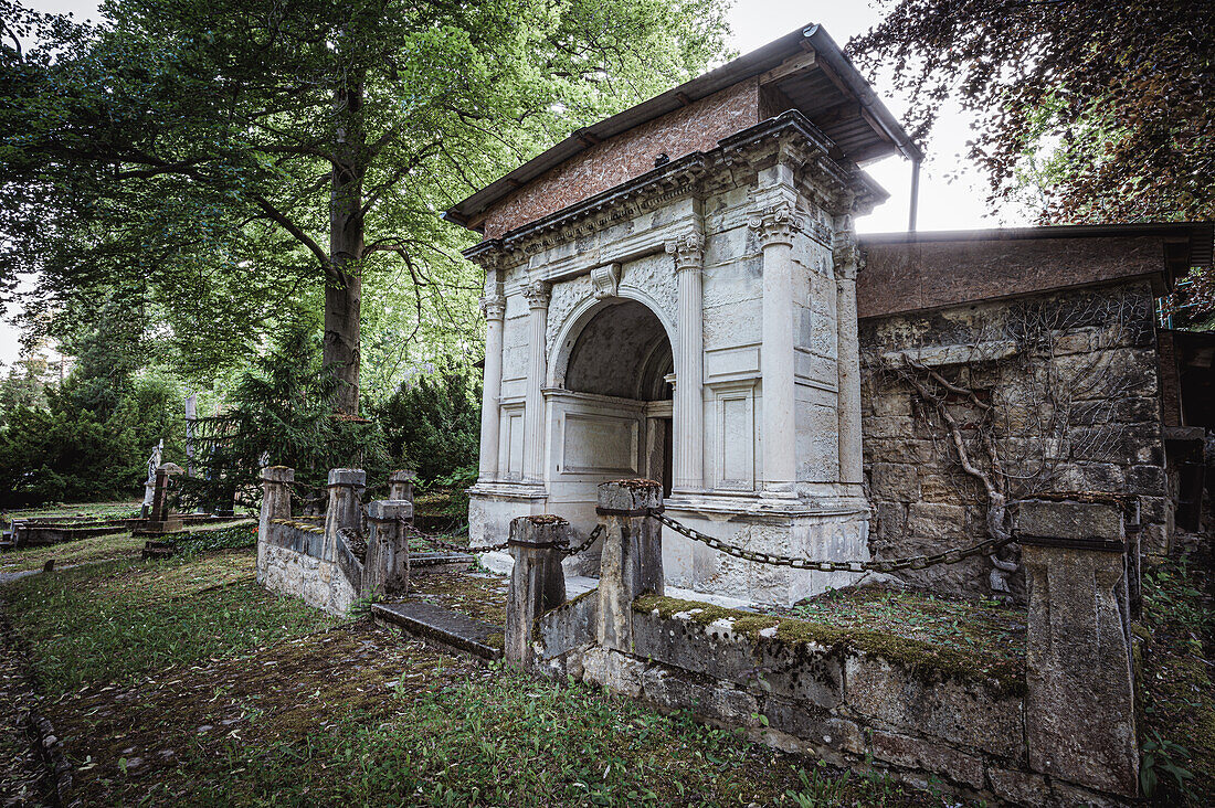 Eine alte und verlassene Gruft auf dem Nordfriedhof, Jena, Thüringen, Deutschland