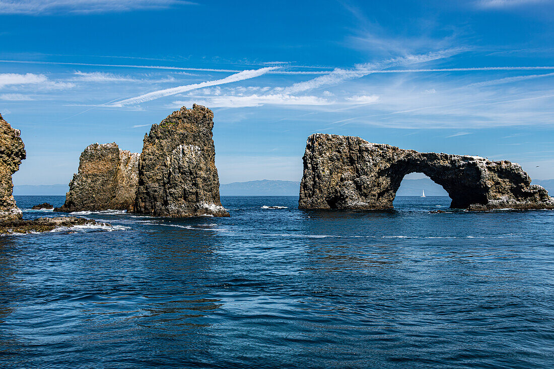 Blick auf Arch Rock auf der Insel Anacapa von einem Boot im Channel-Islands-Nationalpark, Kalifornien, USA