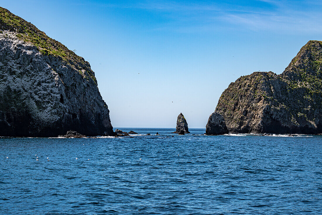 Blick auf die Insel Anacapa von einem Boot im Channel-Islands-Nationalpark, Kalifornien, USA