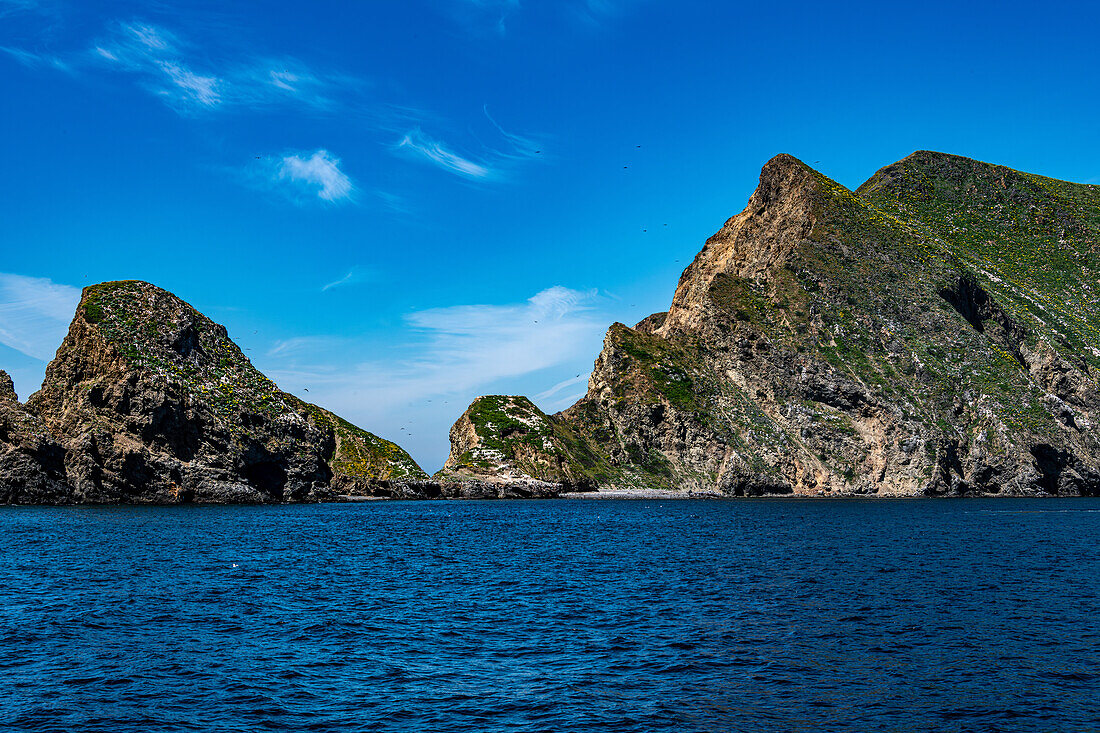 Blick auf die Insel Anacapa von einem Boot im Channel-Islands-Nationalpark, Kalifornien, USA