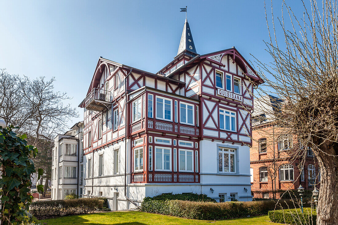 Historische Fachwerk-Villa an der Uferpromenade in Binz auf Rügen, Mecklenburg-Vorpommern, Ostsee, Norddeutschland, Deutschland
