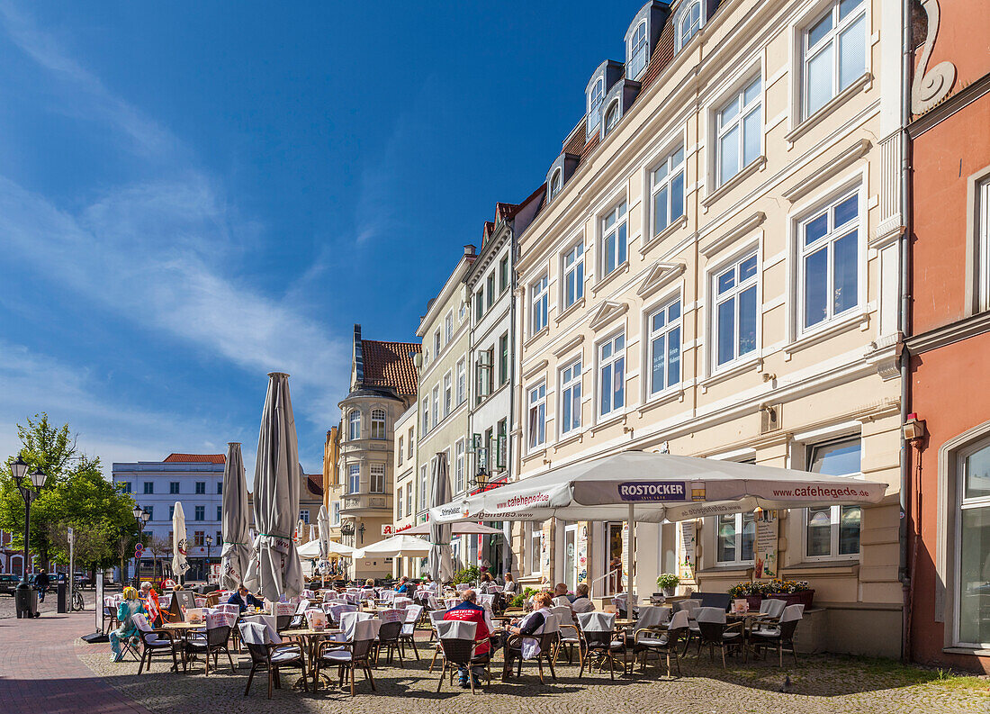 Straßencafe auf dem Marktplatz in der Altstadt von Wismar, Mecklenburg-Vorpommern, Ostsee, Norddeutschland, Deutschland