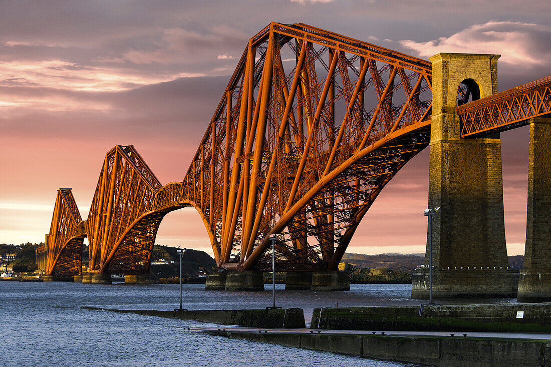 Forth Bridge in South Queensferry, Edinburgh, City of Edinburgh, Schottland, Großbritannien