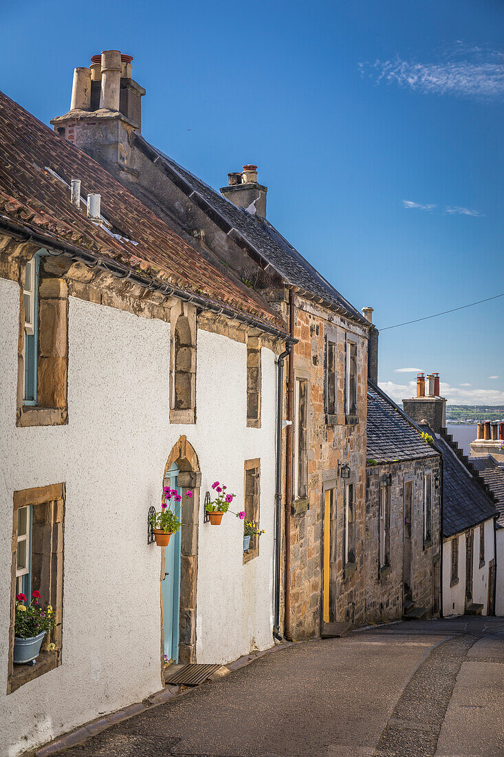 Gasse mit historischen Häusern im Dorf Culross, Fife, Schottland, Großbritannien