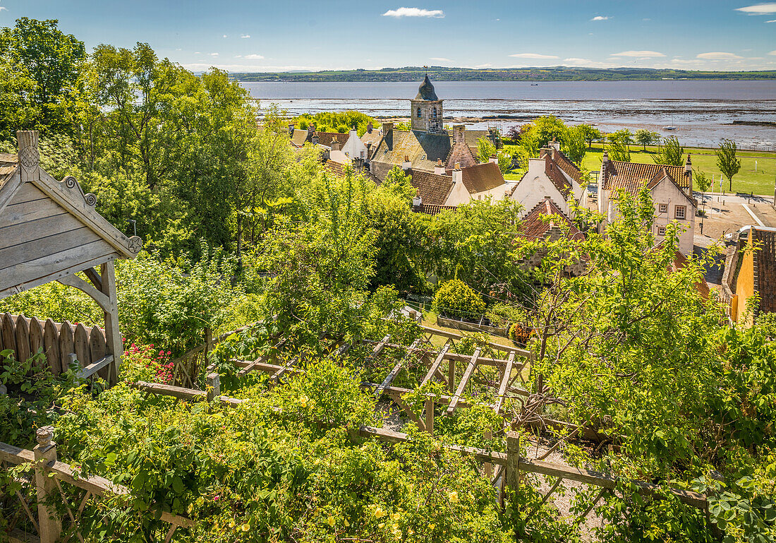 Blick über die Gärten auf das Dorf Culross, Fife, Schottland, Großbritannien