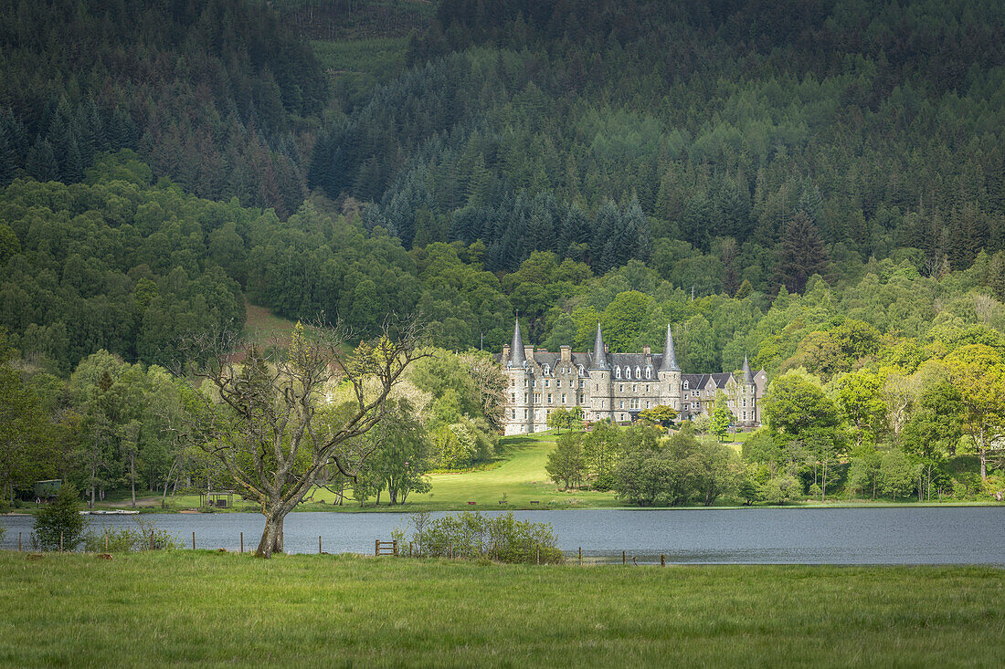 Schloss An Tigh Mor am Loch Achray, Stirling, Schottland, Großbritannien