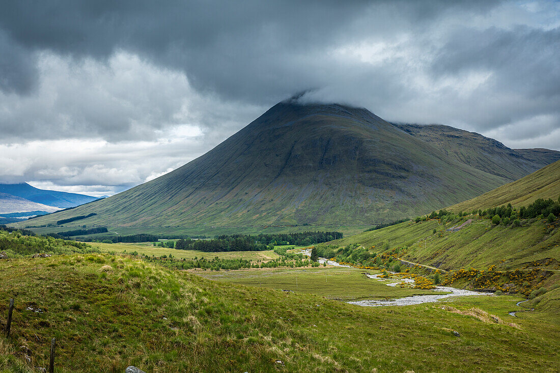 Tal des Allt Kinglass mit Blick zum Meall Garbh (994 m), Bridge of Orchy, Argyll and Bute, Schottland, Großbritannien