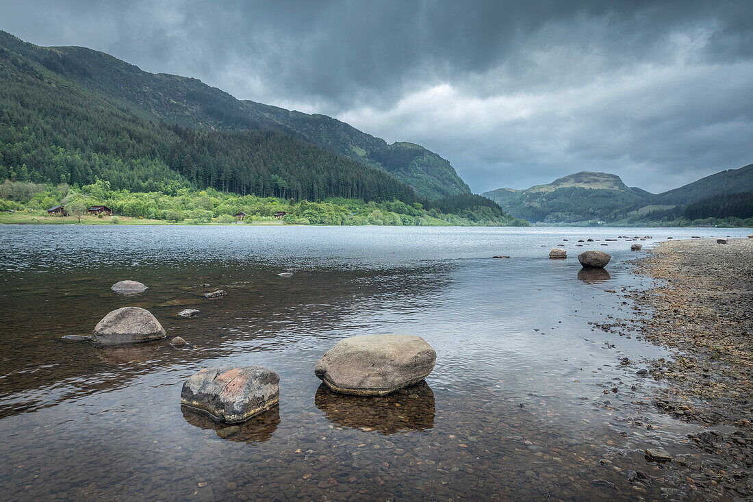 Ufer des Loch Lubnaig im Loch Lomond and The Trossachs National Park, Stirling, Schottland, Großbritannien