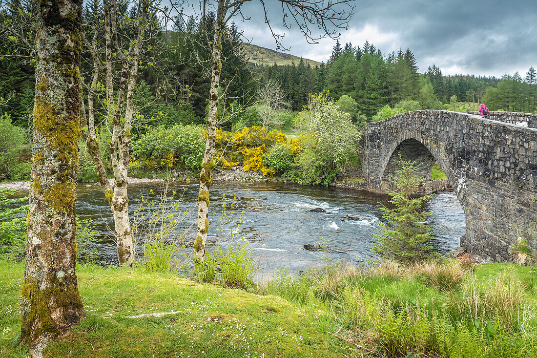 Alte Brücke über den River Orchy, Bridge of Orchy, Argyll and Bute, Schottland, Großbritannien