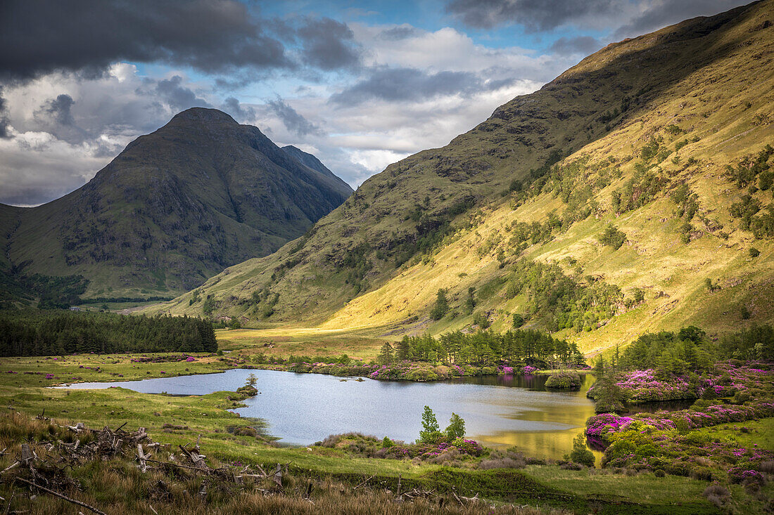 Kleiner See Lochan Urr im Glen Etive, Highlands, Schottland, Großbritannien