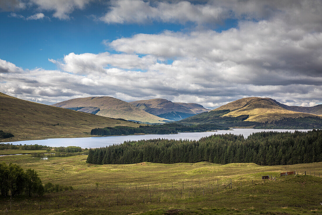 Blick auf Loch Tulla vom Tulla Viewpoint, Rannoch Moor, Argyll and Bute, Schottland, Großbritannien