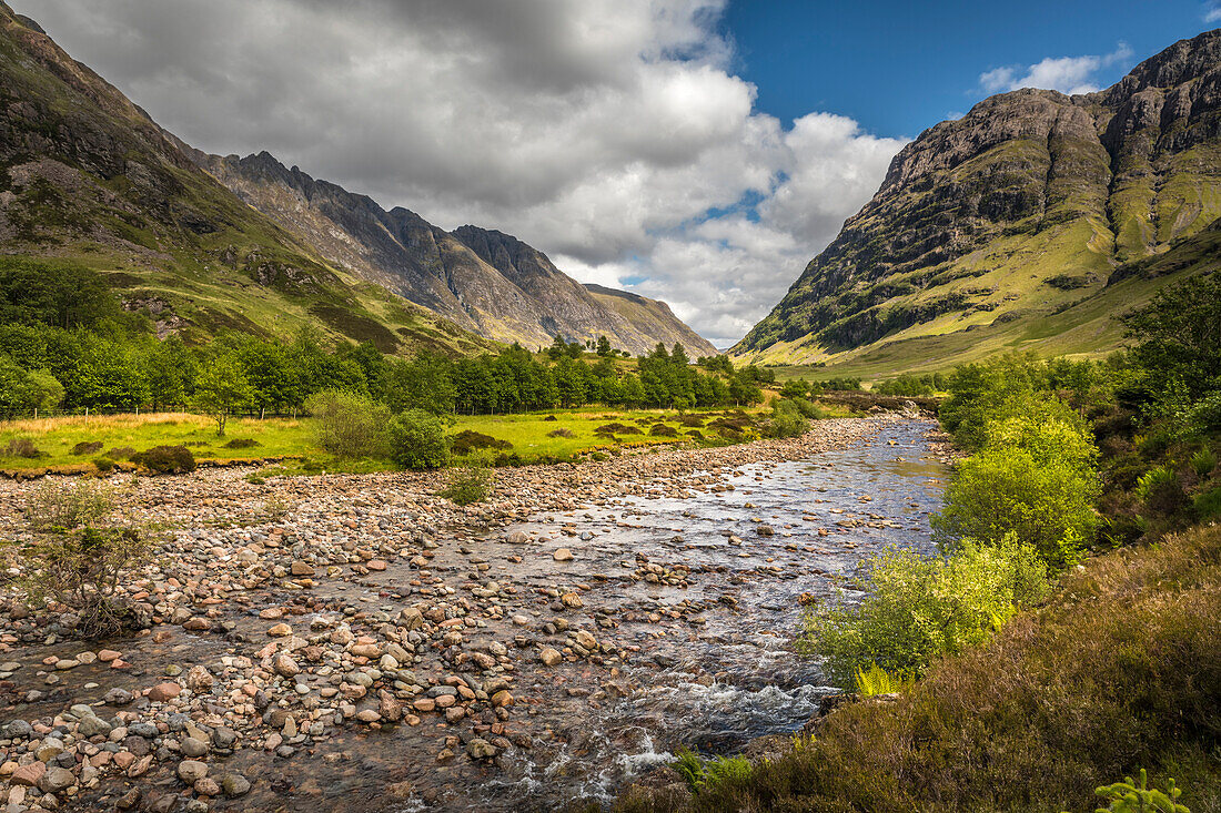 Glencoe River nahe An Torr, Highlands, Schottland, Großbritannien