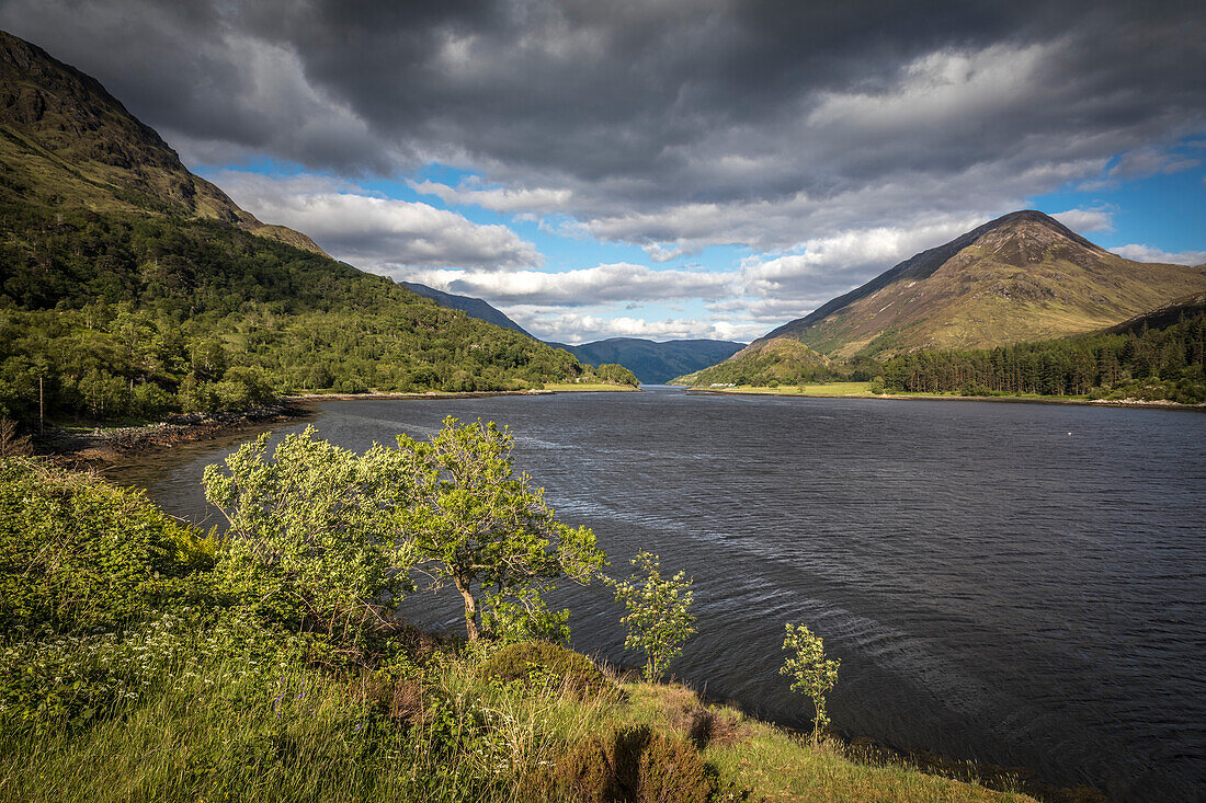 Blick auf Kinlochleven am Loch Leven, Highlands, Schottland, Großbritannien