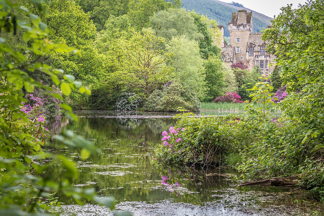 Großer Teich im Ardkinglas House & Garden, Cairndow, Argyll and Bute, Schottland, Großbritannien