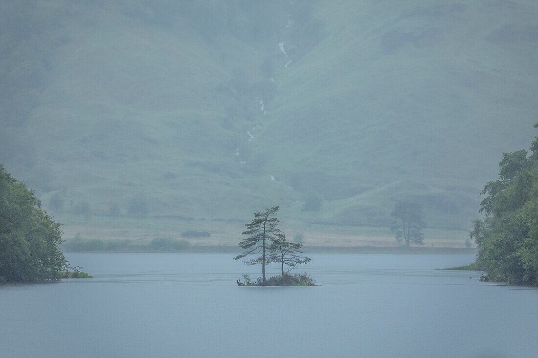 Regenwetter am Loch Shiel bei Glenfinnan, Highlands, Schottland, Großbritannien