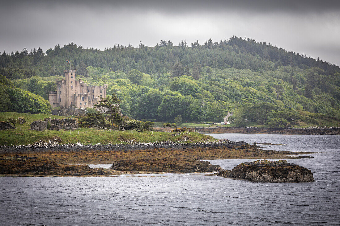 Dunvegan Castle am Loch Dunvegan, Isle of Skye, Highlands, Schottland, Großbritannien