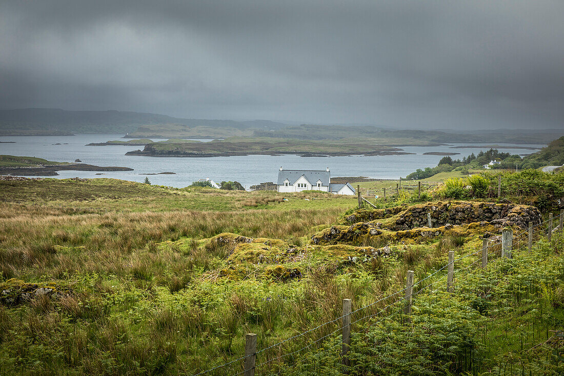 Blick zum Loch Dunvegan beim Weiler Colbost, Duirinish-Halbinsel, Isle of Skye, Highlands, Schottland, Großbritannien