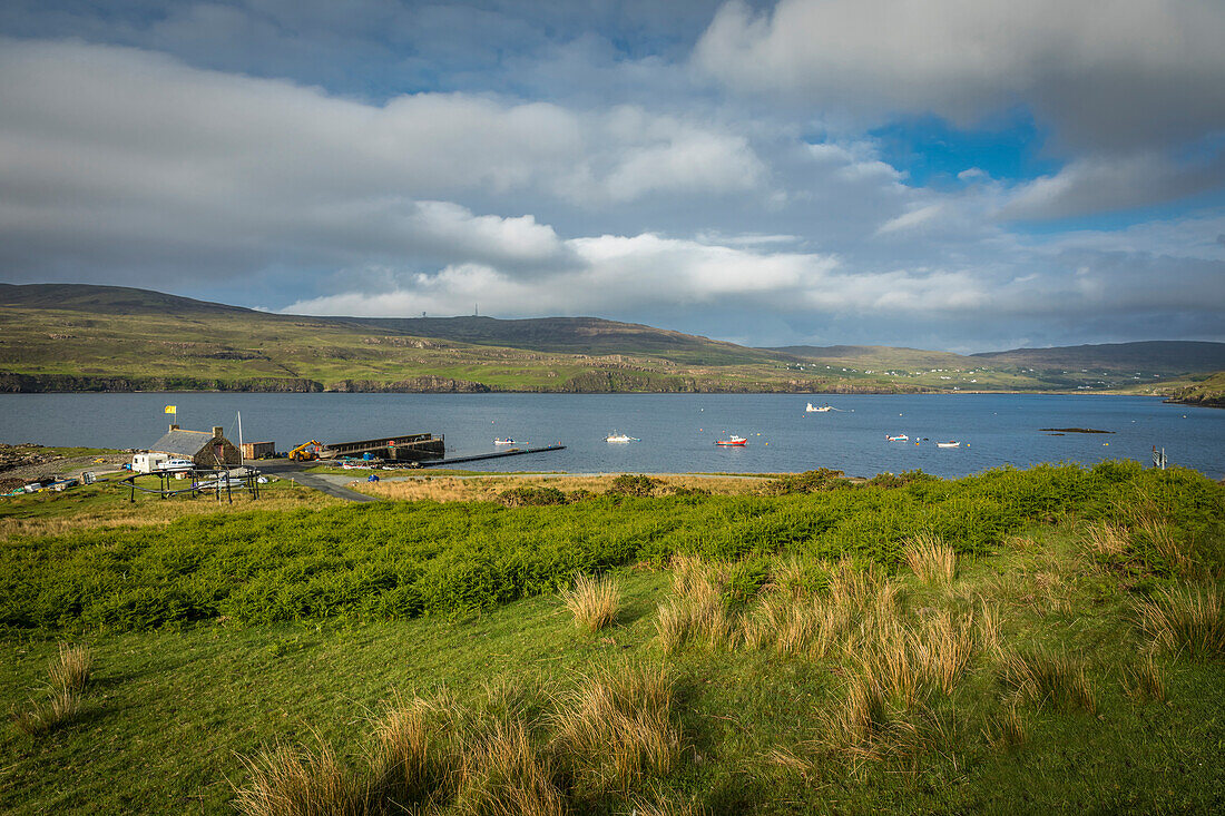Meanish Community Pier in der Bucht von Loch Pooltiel, Isle of Skye, Highlands, Schottland, Großbritannien