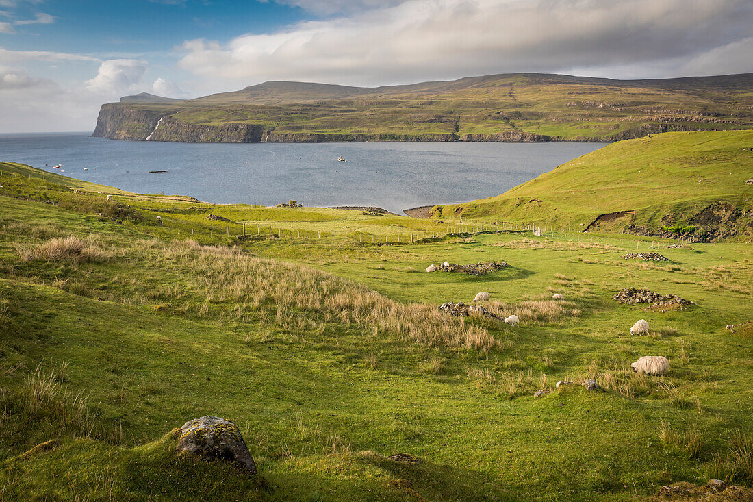 Blick auf die Bucht von Loch Pooltiel, Isle of Skye, Highlands, Schottland, Großbritannien