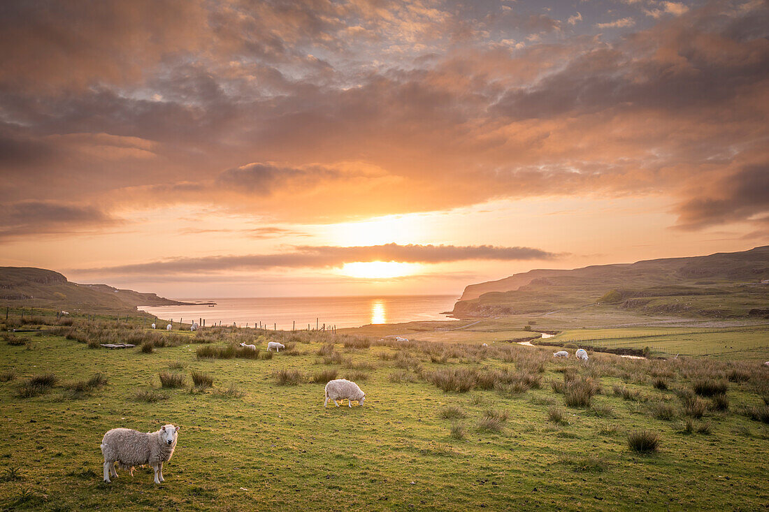 Sonnenuntergang am Loch Pooltiel, Glendale, Isle of Skye, Highlands, Schottland, Großbritannien