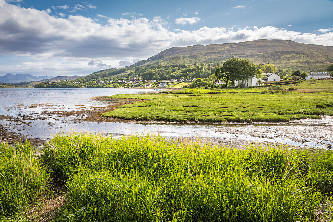 An der Mündung des River Leasgeary in Portree, Isle of Skye, Highlands, Schottland, Großbritannien