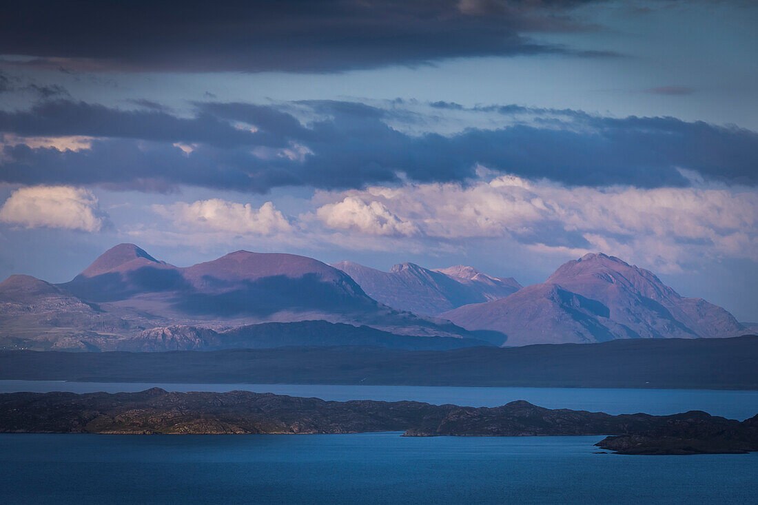 Blick von The Storr zur Insel Inverarish, Trotternish Halbinsel, Isle of Skye, Highlands, Schottland, Großbritannien