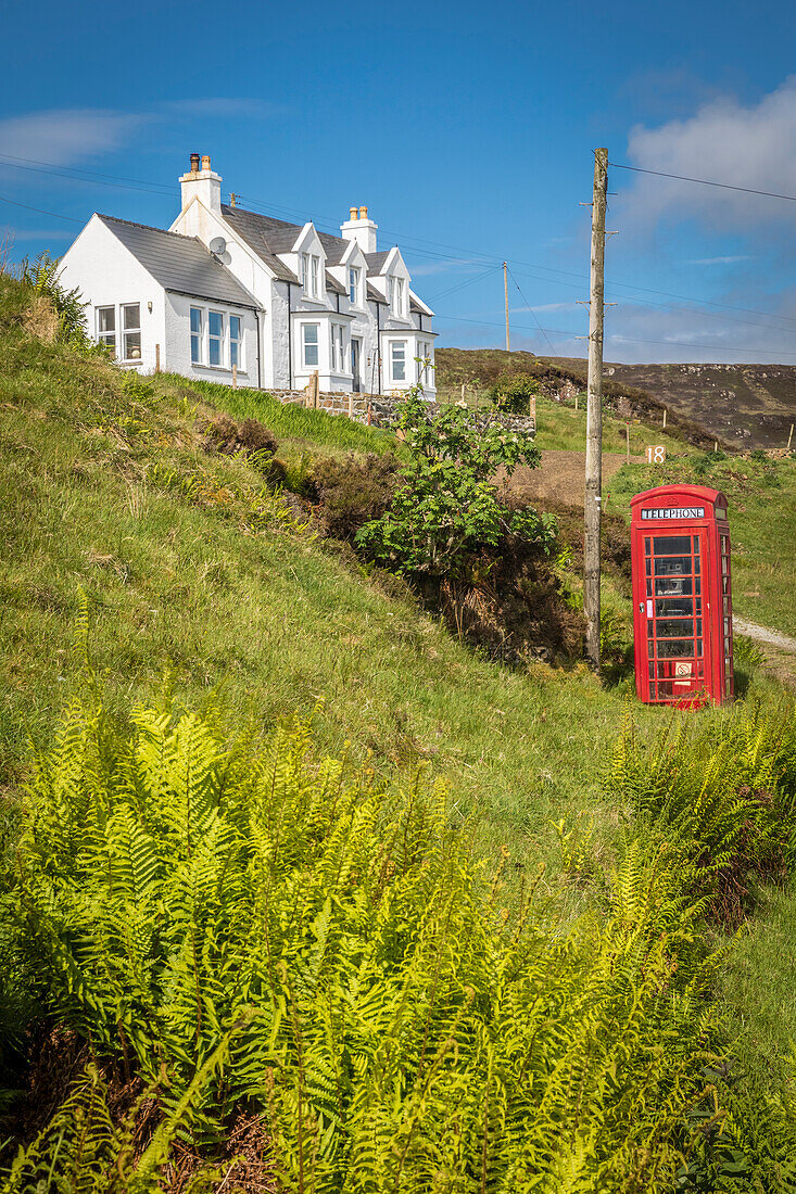 Weißes Landhaus bei Colbost mit roter Telefonzelle, Glendale, Isle of Skye, Highlands, Schottland, Großbritannien